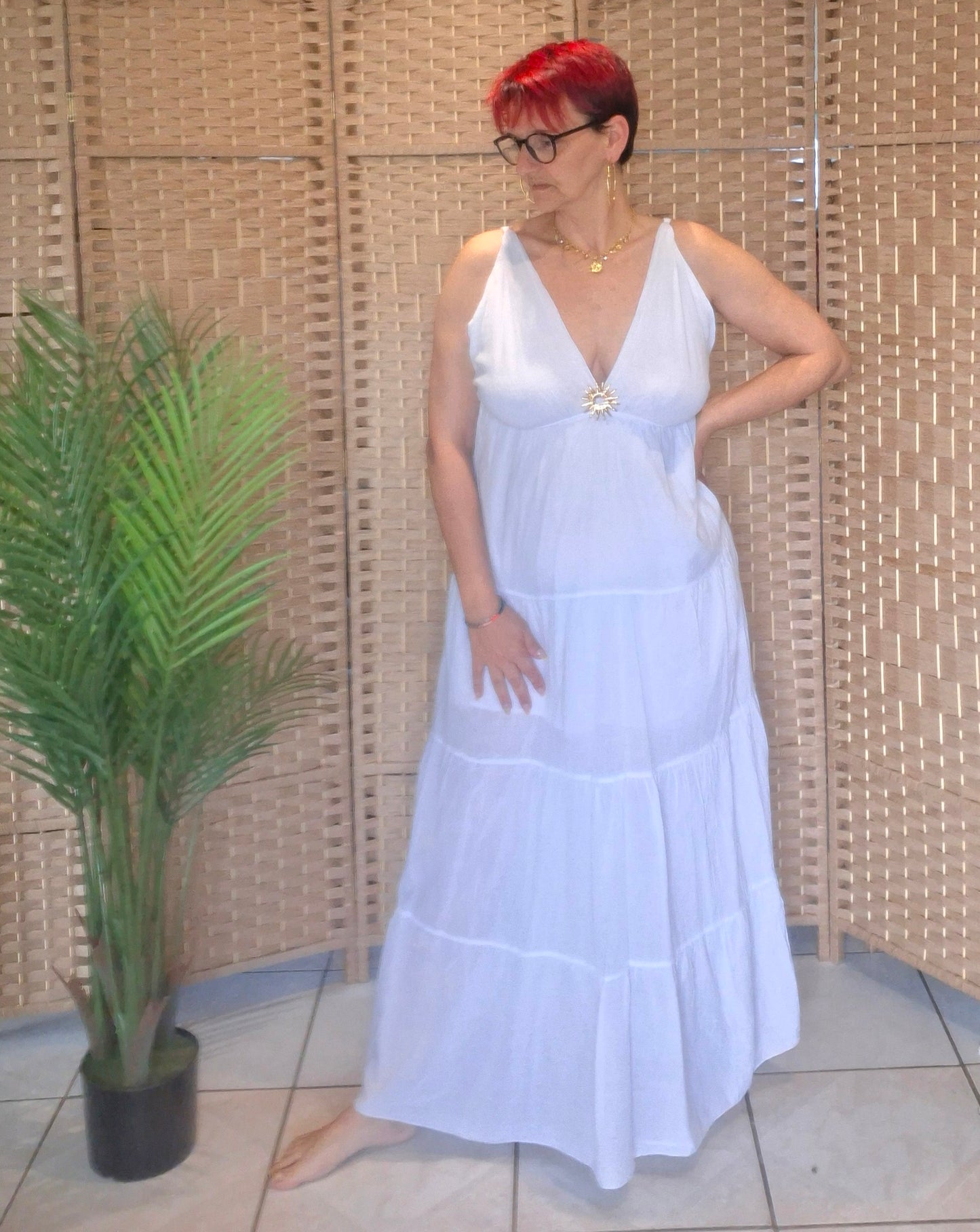 Robe LEONIE BLANCHE en Coton – Décolleté V & Bijou soleil